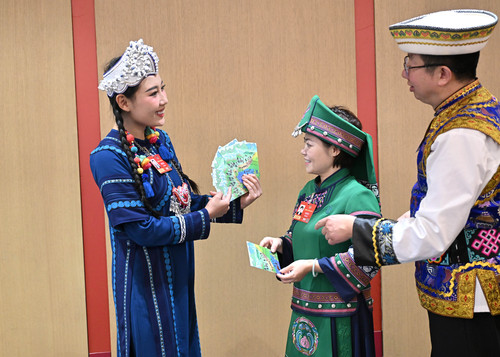 3月5日，在全国政协十四届四次会议小组讨(9589684)-20260308162014