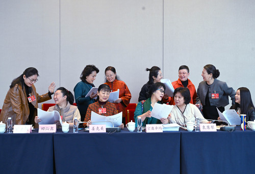 全国政协文艺界小组讨论会后，参会女委员围(9597486)-20260309084319