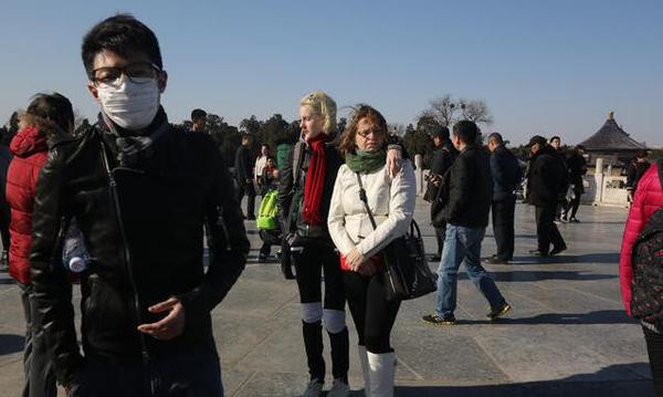 撒贝宁携外籍女友逛天坛 父母随行疑好事将近3