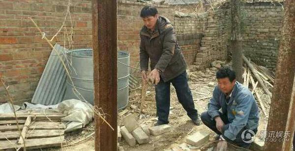 “大衣哥”朱之文修建村屋 亲手和泥搬砖4