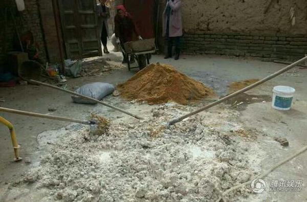 “大衣哥”朱之文修建村屋 亲手和泥搬砖7
