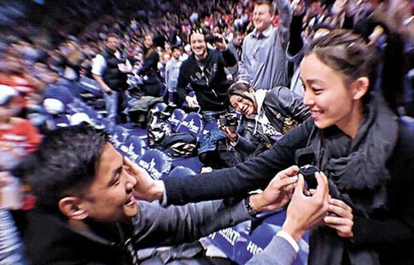 章子怡催婚汪峰杨幂睡着被套婚戒 明星求婚奇招百出(组图)