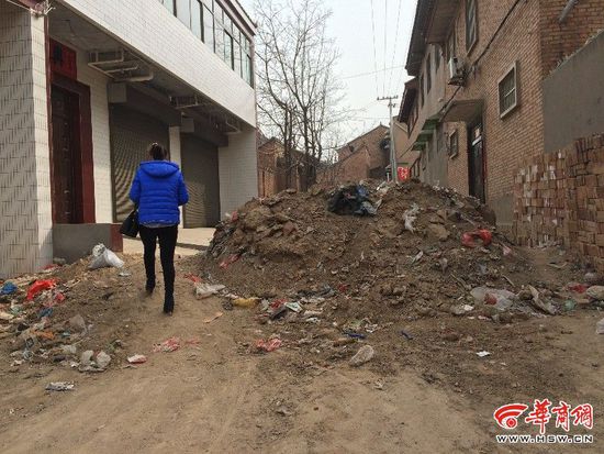 收不上垃圾费 渭南这个村的干部倒垃圾堵了居民点的路