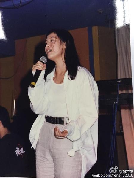 刘若英20年前清纯照曝光 拿话筒倾情献唱1 刘若英20年前清纯照曝光 拿话筒倾情献唱1