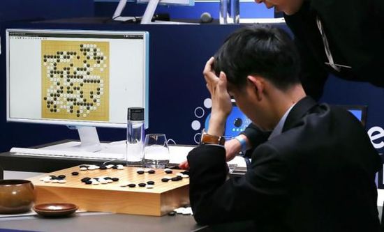 复盘阶段李世石也在不停挠头。