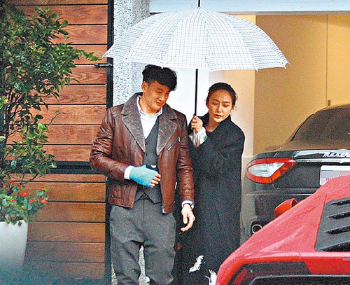 何润东夫妻新婚第一日甜蜜同行 妻子说生6个娃1 何润东夫妻新婚第一日甜蜜同行 妻子说生6个娃1