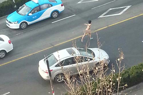 山东一女子马路上“飞翔”裸奔