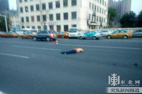 凌晨男女赤裸上身马路上吵架被撞双亡