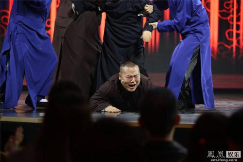 点击图片翻到下一页>> 岳云鹏遭于谦暴打 爬地嚎啕大哭向师父郭德纲“告状”(图)