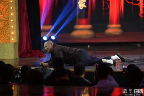 岳云鹏遭于谦暴打 爬地嚎啕大哭向师父郭德纲“告状”（图）