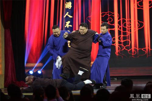 岳云鹏遭于谦暴打 爬地嚎啕大哭向师父郭德纲“告状”（图）