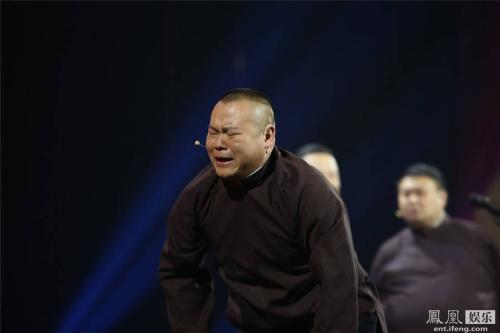 岳云鹏遭于谦暴打 爬地嚎啕大哭向师父郭德纲“告状”（图）