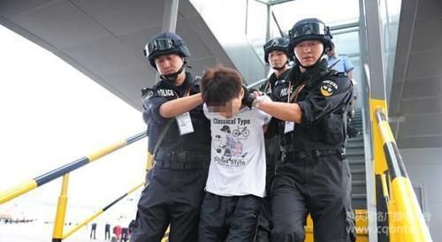 点击图片翻到下一页>> 震惊:高中生9天杀害7人 盘点全球变态杀人魔(组图)