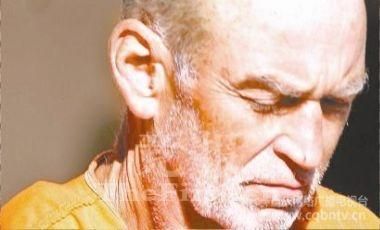 “沉默的羔羊”真实版——希尔顿  希尔顿是个惯犯,他至少犯下了5起凶杀案件。这些案件都发生在美国东南部几个州的国家公园的深山里,作案手段非常残忍,其中有4起案件的受害者被肢解。