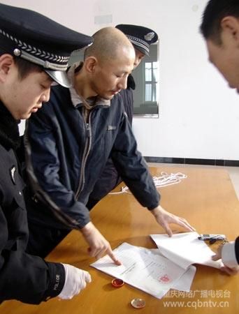 变态杀童狂——宫润伯　　在长达一年多的时间里，他先后诱骗并猥亵了11名儿童，更将其中6名幼童杀死并分尸。他一再挑战人性的残忍底限，直至生命的最后一刻，才流露出一丝暖意。2006年2月28日，东北佳木斯，这个叫宫润伯的男子，案发后给当地带来了爆炸性的恐慌。