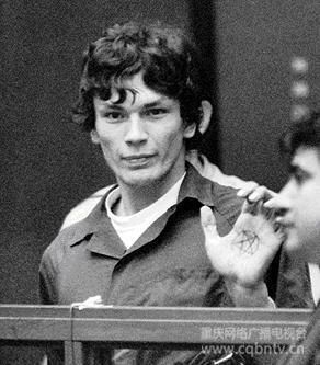 恶魔的首席门徒——Richard Ramirez 　　在 1984 年至 1985 年的一年里，洛杉矶和三藩市都被一片恐怖的气氛所笼罩，一切也是因为一名神秘的连环杀手所致。他喜欢偷偷在晚上潜入别人的家中，然后把成年的男性射杀或扼死，再把女性和小孩暴力强奸、杀害再肢解，在完事后则下他的标志——一个倒转的五角星，在墙上、在镜子上，甚至在死者身上