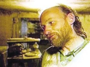 加拿大“猪场”杀手——罗伯特皮克顿　　现年58岁的皮克顿被捕前在温哥华市附近经营占地约7公顷的养猪场，兼营汽车回收业务。警方2002年2月因怀疑皮克顿非法窝藏枪支，在雨夜突击搜查他的养猪场,但意外发现了一些人类遗体遭肢解的痕迹,随之展开凶杀案调查。