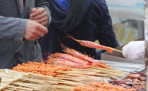 保存、运输方式不当，会使海鲜产生大量细菌、寄生虫。东方IC