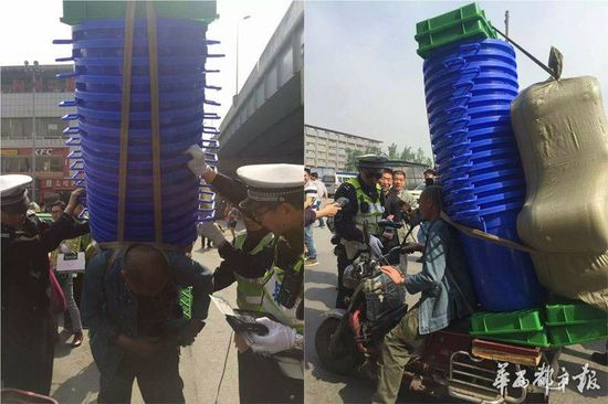 4月29日消息，4月27日上午，成都交警在火车北站路口对电瓶车违规载物进行整治。执法过程中，一辆搭载塑料水桶的电瓶车驶近交警，16个大水桶摞起来超过2米高，再加上6个塑料箱，一大包塑料小桶，都被电动车驾驶者老李背在自己身上。交警在进行处理时，3个人合力才把货都卸下电瓶车。为了让这一大堆东西保持稳定、不倒下来，全程都得有人扶着才行。随后，交警依据道法相关规定，对司机?？?0元。