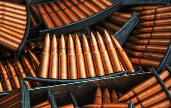 兵哥哥玩浪漫快递100发弹壳当礼物 女孩受惊报警