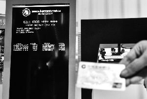 昨日是首都网络安全日，由市公安局、市网络行业协会等单位主办的网络与信息安全博览会在北京展览馆举办?；疃殖?，警方和参展安全企业揭秘黑客攻击手段和电信网络诈骗手段。让人震惊的是，裹在钱包里的银行卡都能被擦身而过的人盗走个人信息。