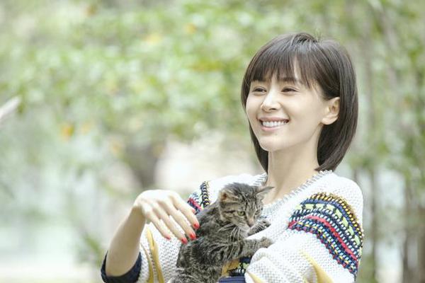 王子文:和王凯“太亲密”把裙子撕裂开衩