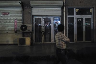 10日，霍营龙锦苑小区附近，雷洋案涉事的足疗店已经关门，大门内外都被上锁。新京报记者 彭子洋 摄