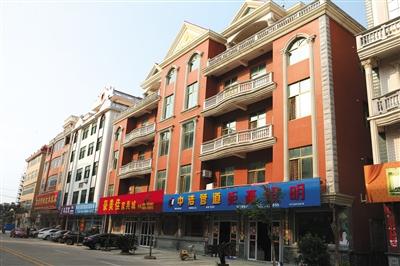 5月10日，忠门镇豪宅林立，不少人在豪宅一层租下门脸房，经营家具建材。新京报记者 朱自洁 摄