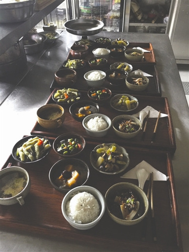 四位大学生开车吃霸王餐订餐后未付钱跑去另一家