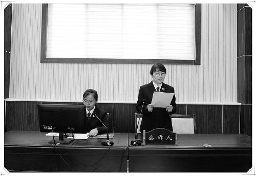 男子入室盗窃称只拿一卷手纸 在房顶上大便