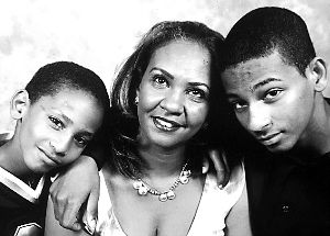 谢赫(右)和弟弟马哈茂德(左)与母亲合影。