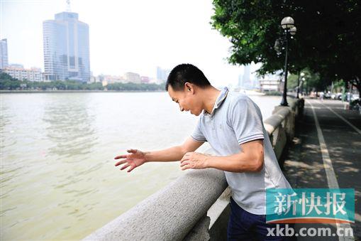 昨日,的哥朱亮向记者演示了一次当时跳江救人的过程。