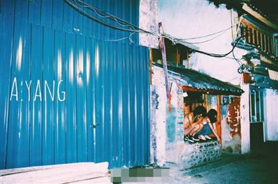 近日，疑似一对情侣的男女在云南省大理人民路等地拍摄大尺度照片。网络截图