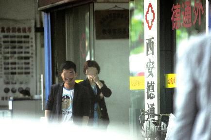 被医托哄骗的患者，轻者毫无疗效，延误病情；重者小病大治，戕害生命。去年12月，因月经周期不准，西北大学一名大二女生来到西安交大一附院，谁知排队候诊时，被一名20岁左右的女医托哄骗到长安区某家民营医院治疗，结果经一通挂号、检查后，居然还被要求做手术。最终，她把刚从学校领到的3000元奖学金一下子花光了。