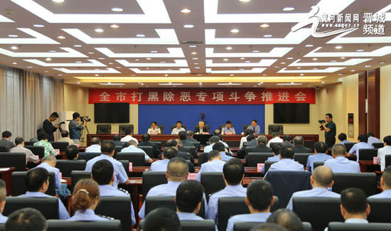 黑老大出狱:120人迎接放炮 现场有20路虎30奔驰