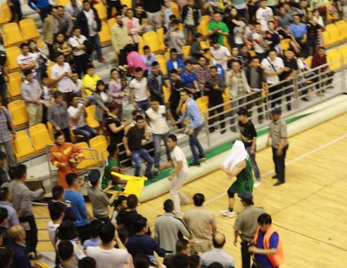 5月28日晚,山东高速男篮与美国东部王者明星联队在黄石冲突现场。(