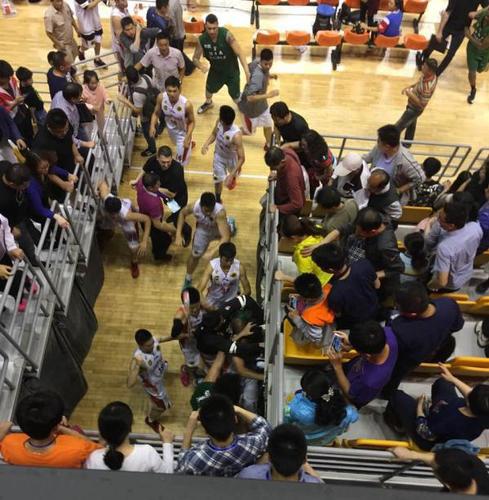 男篮邀请赛中美球员起冲突:满场群殴 凳子乱砸