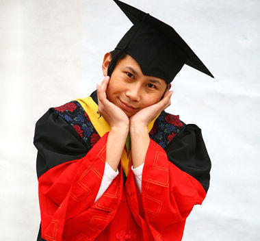 何云伟，郭德纲的徒弟，但后来在德云社最低谷时期离开。他结过三次婚，未成名前他曾和一名为小娟的女子有过一段婚姻，但他在婚内出轨，而且结婚不久即与另一位名为月月的女性公开同居，对此，何云伟并未否认。