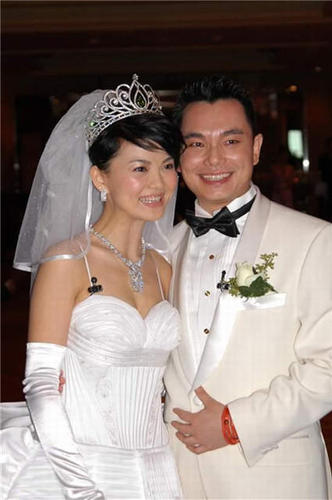 李厚霖，曾是有名的钻石王老五娱乐圈无人不知无人不晓，和当年的湖南卫视一姐李湘结婚轰动了娱乐圈，但是结婚没多久风流公子的形象便暴露的一览无余，到处沾花惹草，最终导致离婚。