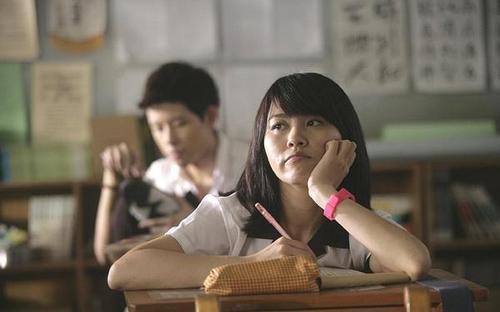 胡家玮，在《那些年我们追过的女孩》中饰演女主角的好闺蜜，虽然在演艺圈名气不高，但是是台湾著名的画家。与调酒师结婚19天便被曝与另一名台湾网络名人“黄大爷”有婚外情，并且被目击两人亲亲、拥抱，状似亲密。