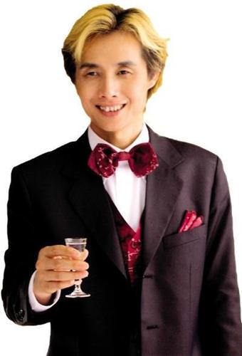 邓建国，娱乐圈著名的炒作大王，和自己的干女儿黄梓琪结婚不到四个月就离婚了。原因就是因为邓建国到处沾花惹草。