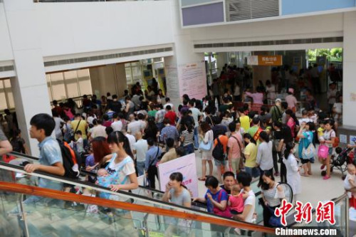  资料图：2015年6月， 广州市妇女儿童医疗中心人满为患。　易灵敏 摄