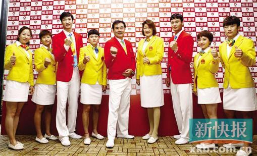 昨日,新老运动员们一起身着奥运礼服合影。