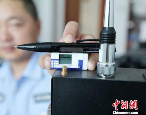 资料图：警方缴获的考试作弊工具。