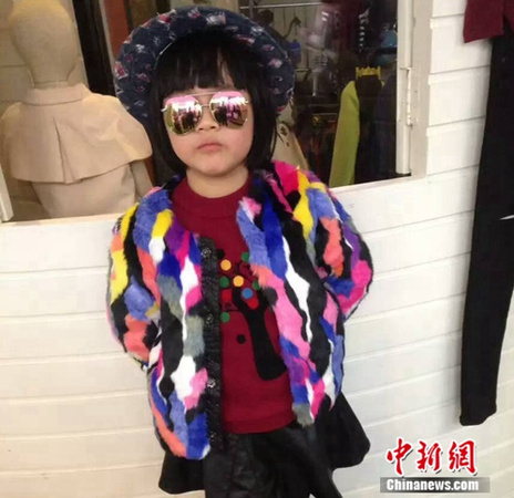 图为泉州中心客运站附近一家童装店的小模特。吕春荣 摄