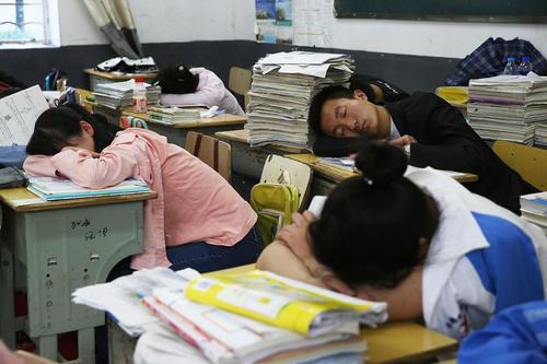 6月1日，随着高考的逼近，高三学子进入最后的冲刺。在安庆市桐城市天城中学，上千名高三学子为了节约时间，中午不再往返出租屋或家里，饭后趴在教室的课桌上集体午休。
