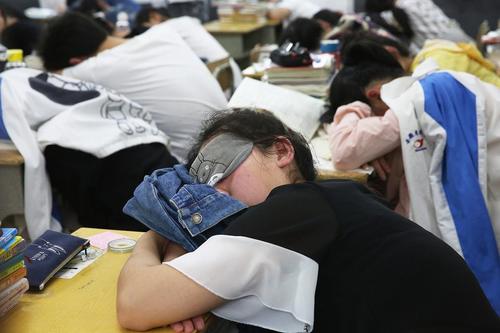 天城中学坐落在桐城市双港镇，是一所乡村中学，也是安徽省示范高中，学风优良，在当地具有良好的办学声誉。