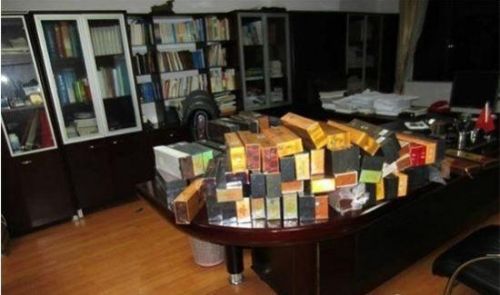 偷官女贼唐水燕案开审` 偷官女贼唐水燕案开审`