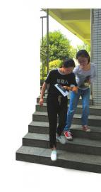 只要钟珊起身，就会有同学靠拢过来，让她挽住手