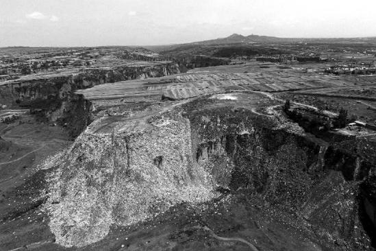 随地乱扔陋习难改 垃圾堆成山